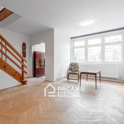 Хол; дървен под, естествена светлина