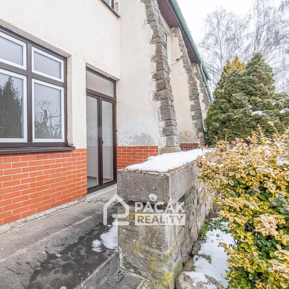 Къща и околности; гледка