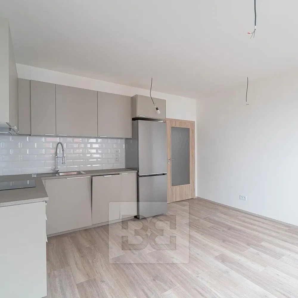 Кухня; кухненски уреди, плочки, дървен под, естествена светлина, модерен стил, ремонтиран