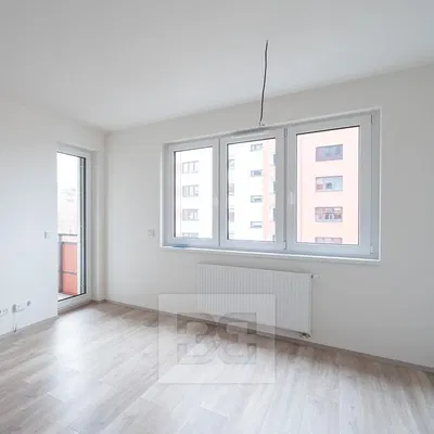 Хол; гледка, дървен под, естествена светлина, ремонтиран