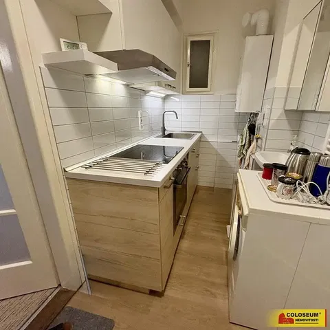 Кухня; кухненски уреди, естествена светлина, модерен стил