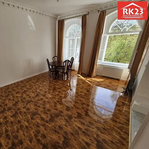 Wohnzimmer; holzboden, tageslicht, blick