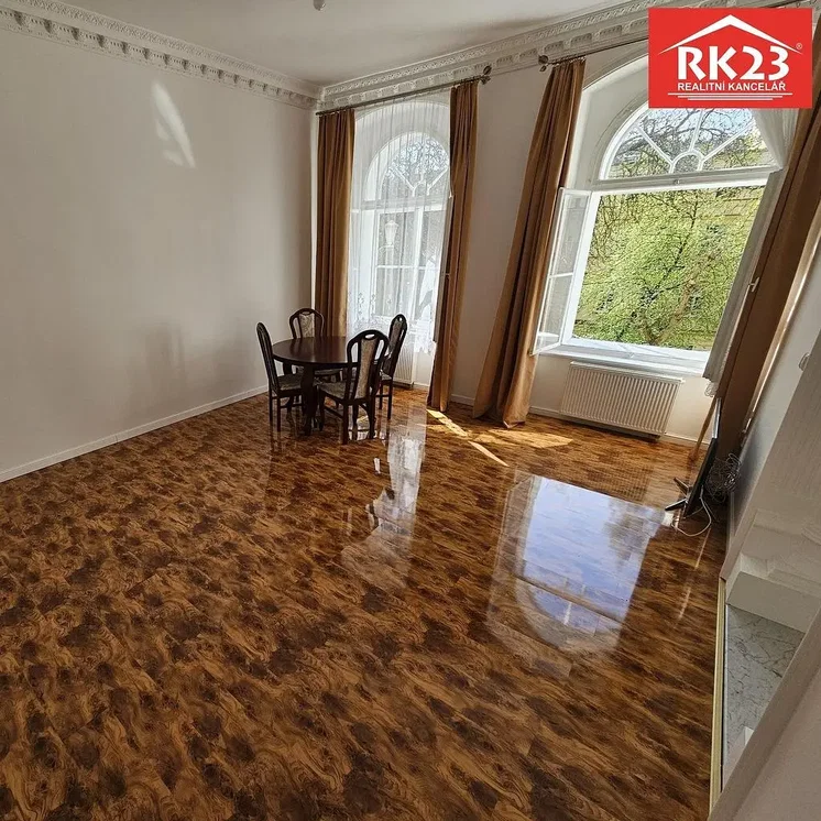 Soggiorno; pavimento in legno, luce naturale, vista