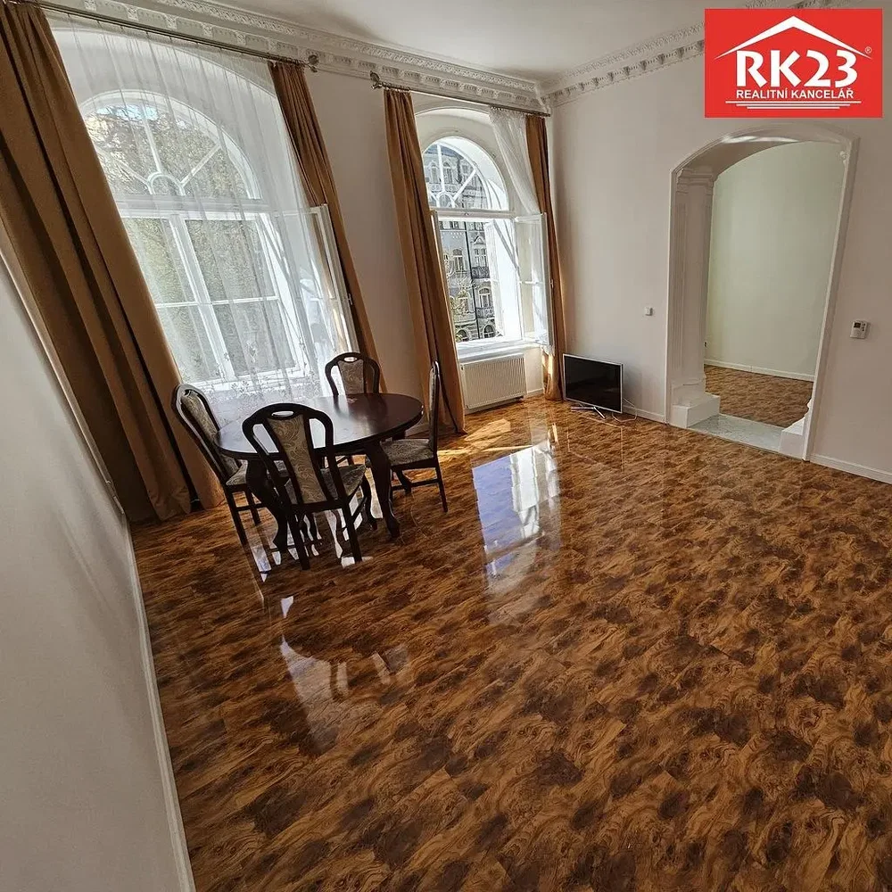 Woonkamer; tegelvloer, uitzicht, natuurlijk licht