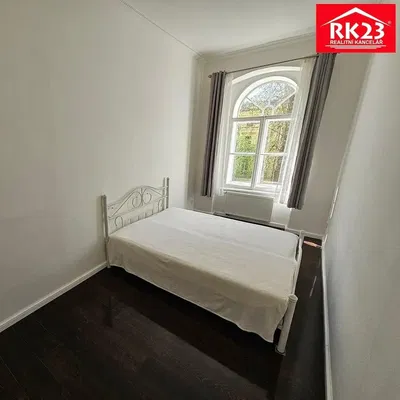 Schlafzimmer; tageslicht, holzboden