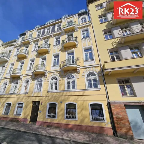 Къща и околности