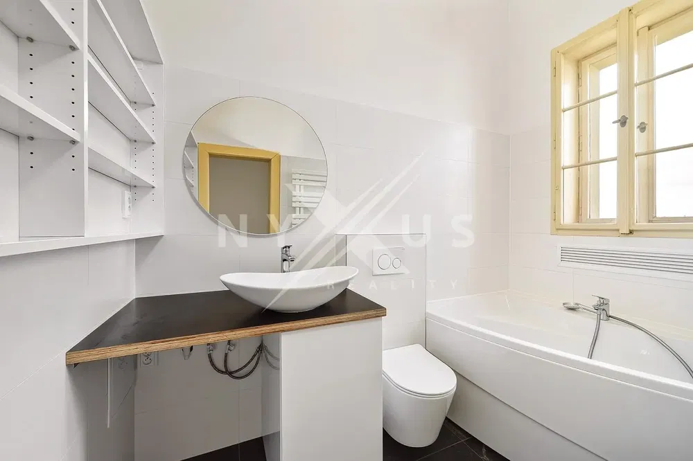 Баня; плочки, ремонтиран, естествена светлина, модерен стил