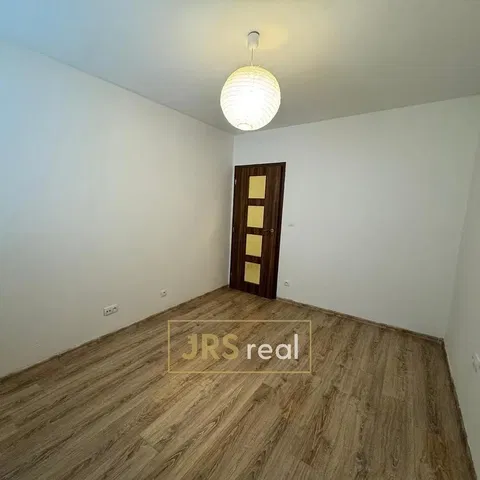 Спалня; дървен под, естествена светлина