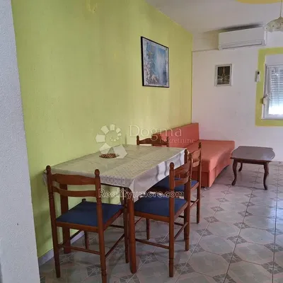 Salon; carrelage, lumière naturelle