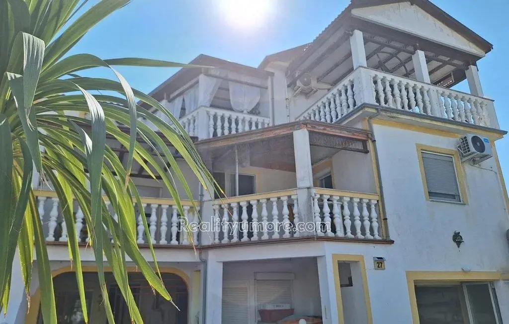 Maison et environs; vue