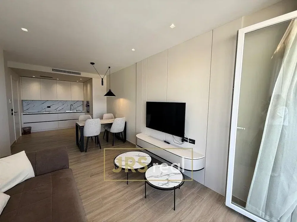 Dnevna soba; moderni stil, prirodno svjetlo, drveni pod