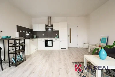 Kuchyňa; výhľad, prirodzené svetlo, moderný štýl