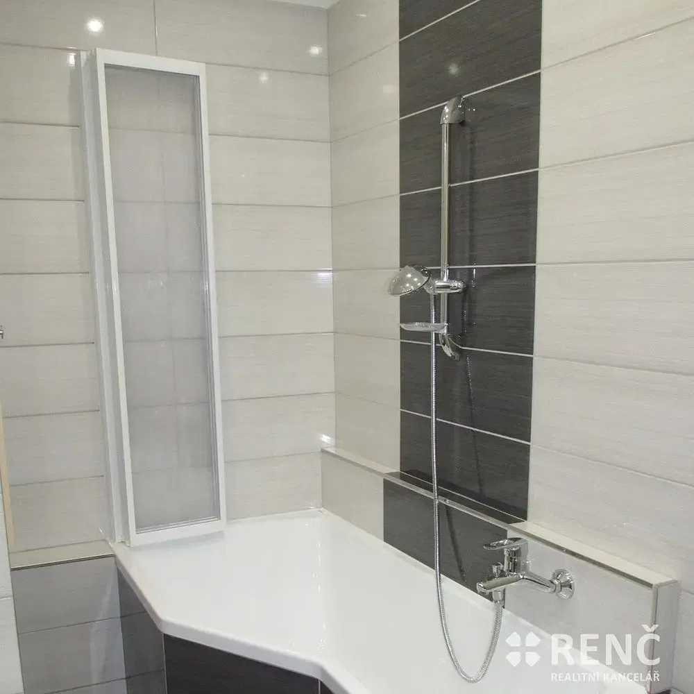 Banyo; fayans zemin, tadilatlı, doğal ışık, modern stil