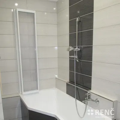 Banyo; fayans zemin, tadilatlı, doğal ışık, modern stil