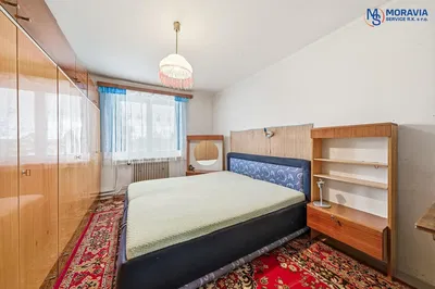 Спалня; дървен под, естествена светлина