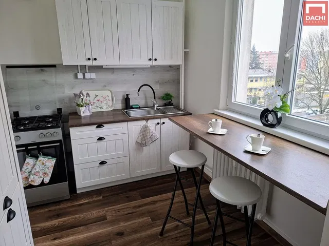 Кухня; кухненски уреди, гледка, естествена светлина