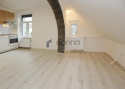 Кухня; дървен под, естествена светлина, ремонтиран