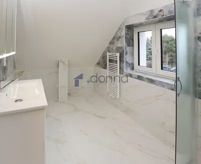 Баня; плочки, гледка, естествена светлина, ремонтиран