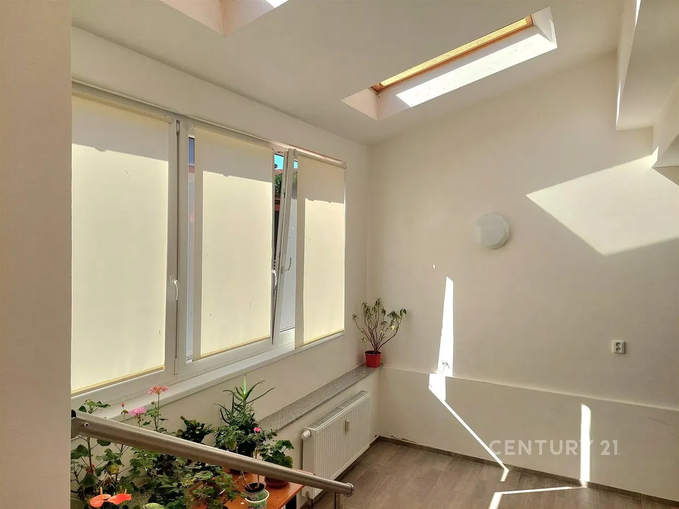 Друго; естествена светлина, плочки