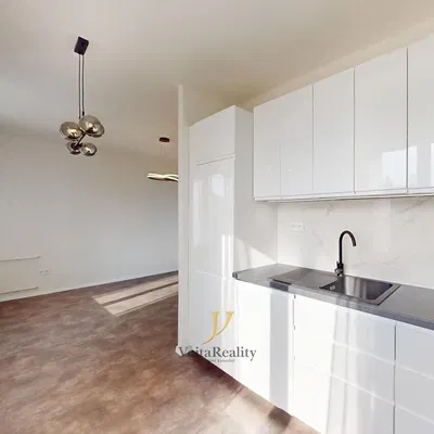 Kuchyňa; prirodzené svetlo, moderný štýl