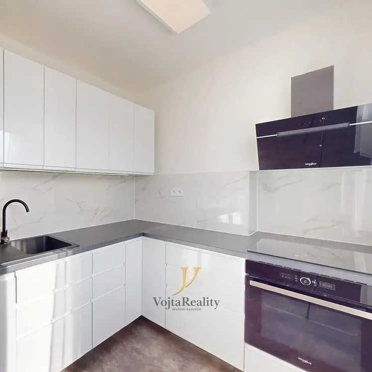 Kuchyňa; kuchynské spotrebiče, po rekonštrukcii, prirodzené svetlo, moderný štýl