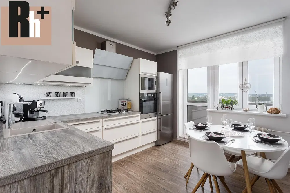 Kuchyňa; kuchynské spotrebiče, výhľad, prirodzené svetlo, moderný štýl