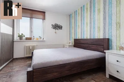 Spálňa; prirodzené svetlo, drevená podlaha