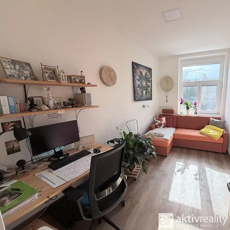 Дневна соба; модерни стил, дрвени под, природно светло