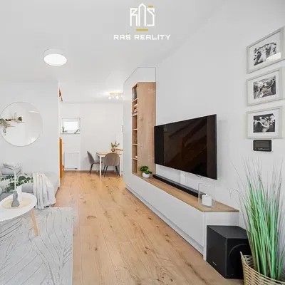 Obývačka; moderný štýl, drevená podlaha, prirodzené svetlo