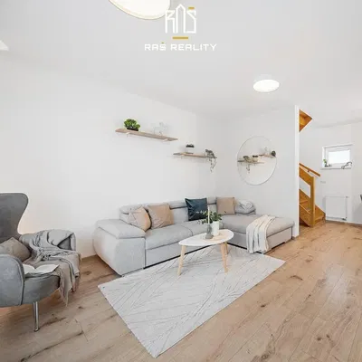 Obývačka; moderný štýl, drevená podlaha, prirodzené svetlo