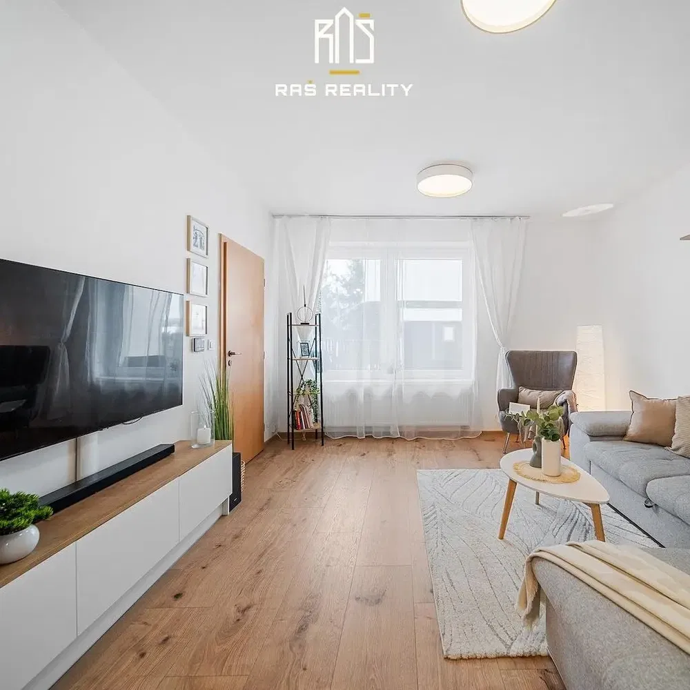 Obývačka; prirodzené svetlo, moderný štýl, drevená podlaha