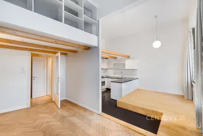 Obývačka; drevená podlaha, prirodzené svetlo, moderný štýl, kuchynské spotrebiče