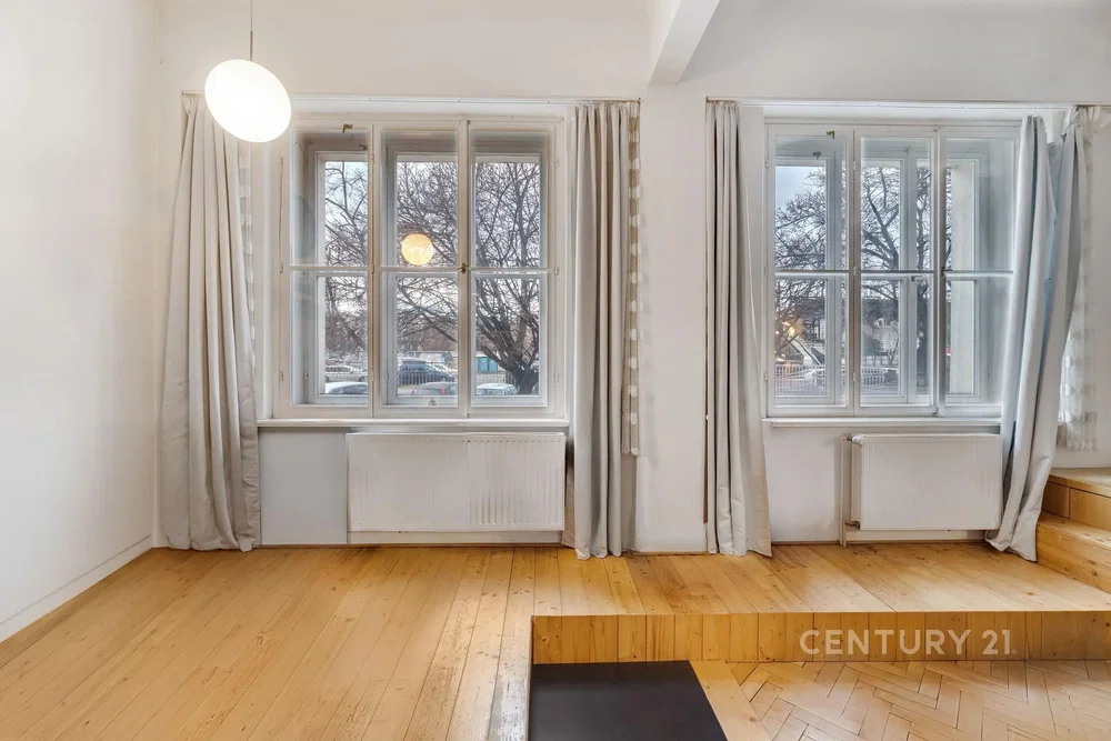 Obývačka; výhľad, drevená podlaha, prirodzené svetlo