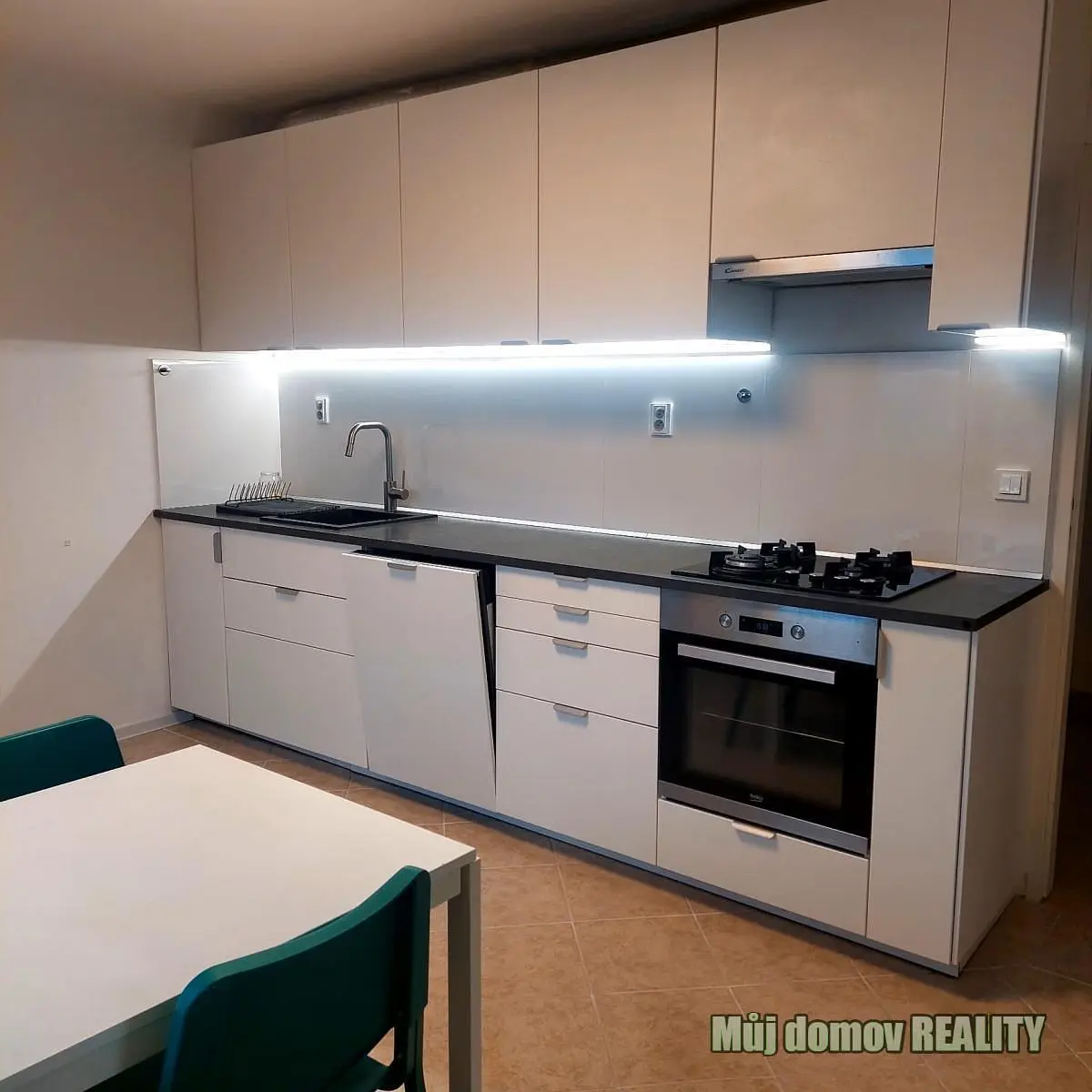 Кухня; кухненски уреди, плочки, ремонтиран, естествена светлина, модерен стил