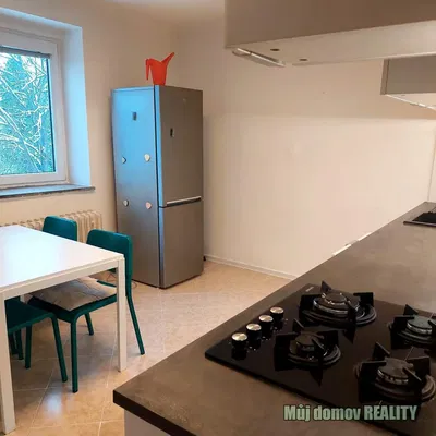 Кухня; кухненски уреди, плочки, естествена светлина