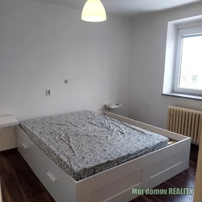 Спалня; естествена светлина, дървен под