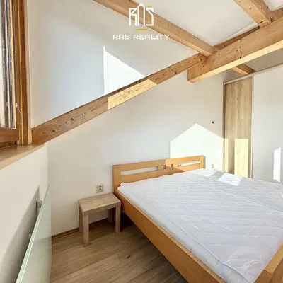 Schlafzimmer; holzbalken, holzboden, tageslicht