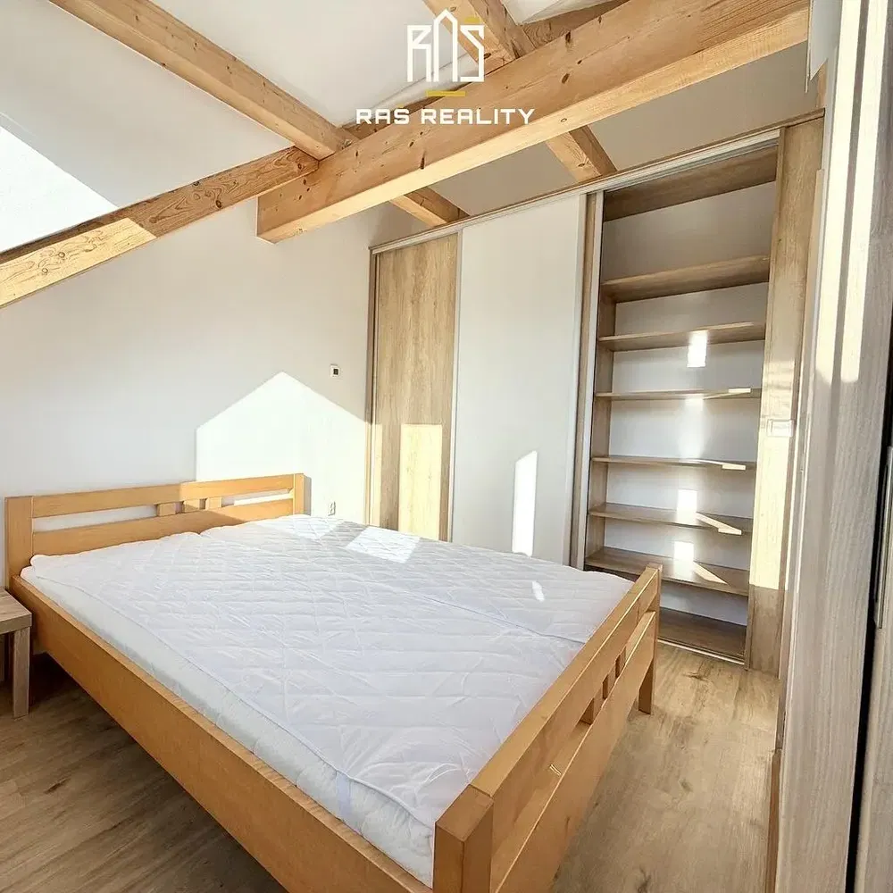 Schlafzimmer; holzbalken, holzboden, tageslicht, moderner stil