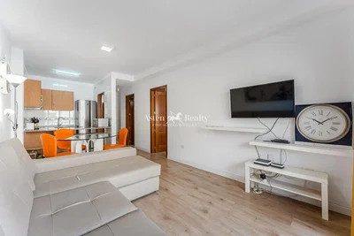 Oturma odası; mutfak aletleri, doğal ışık, modern stil, ahşap zemin