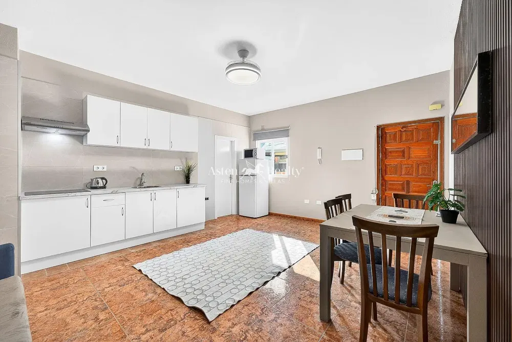 Cocina; suelo de baldosas, luz natural, estilo moderno