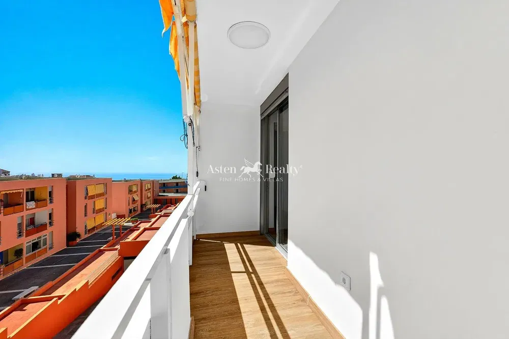 Balcón; vista, suelo de madera