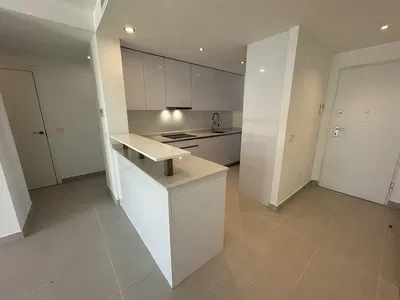 Keuken; tegelvloer, keukenapparatuur, gerenoveerd, natuurlijk licht