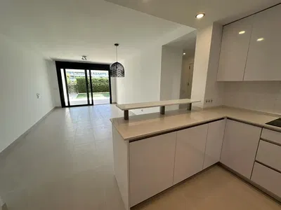 Keuken; tegelvloer, natuurlijk licht, gerenoveerd