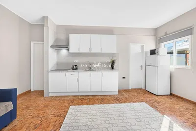 Cocina; electrodomésticos, suelo de baldosas, luz natural