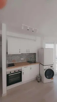 Keuken; keukenapparatuur, tegelvloer