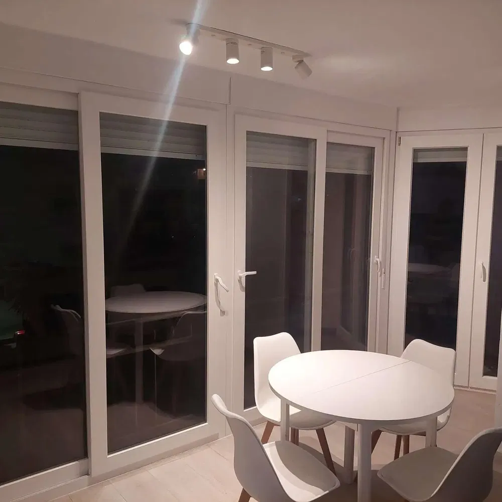 Terras; tegelvloer, natuurlijk licht