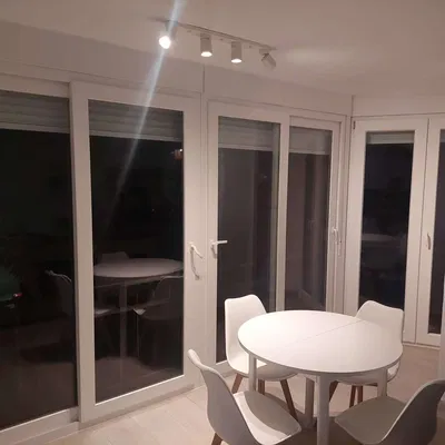 Terras; tegelvloer, natuurlijk licht