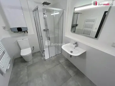 Badezimmer; warmwasserbereiter, fliesenboden, renoviert, tageslicht, moderner stil