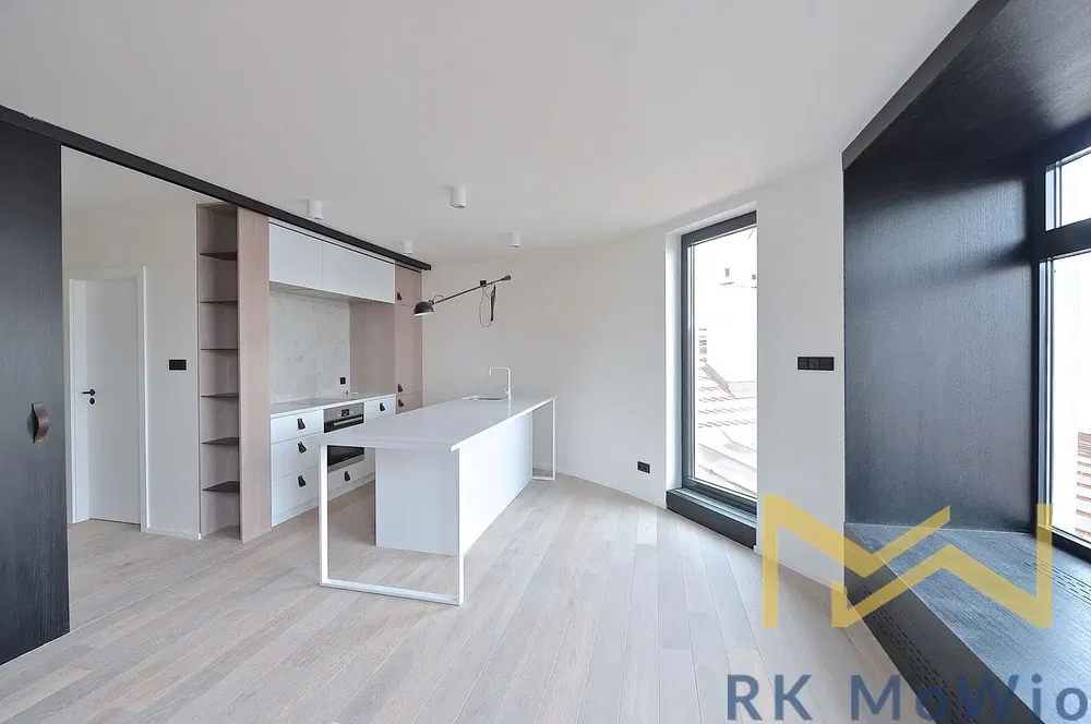 Küche; küchengeräte, tageslicht, moderner stil, renoviert, holzboden