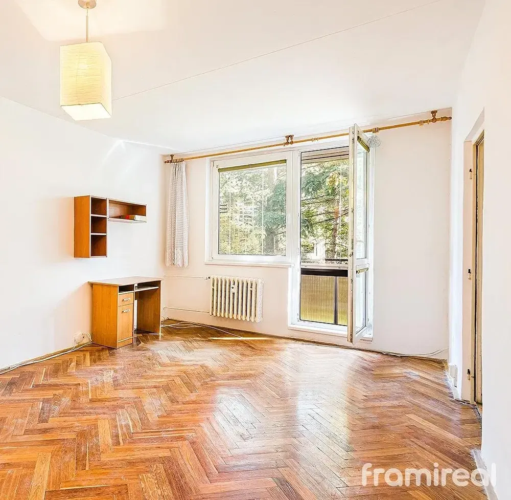 Schlafzimmer; holzboden, tageslicht